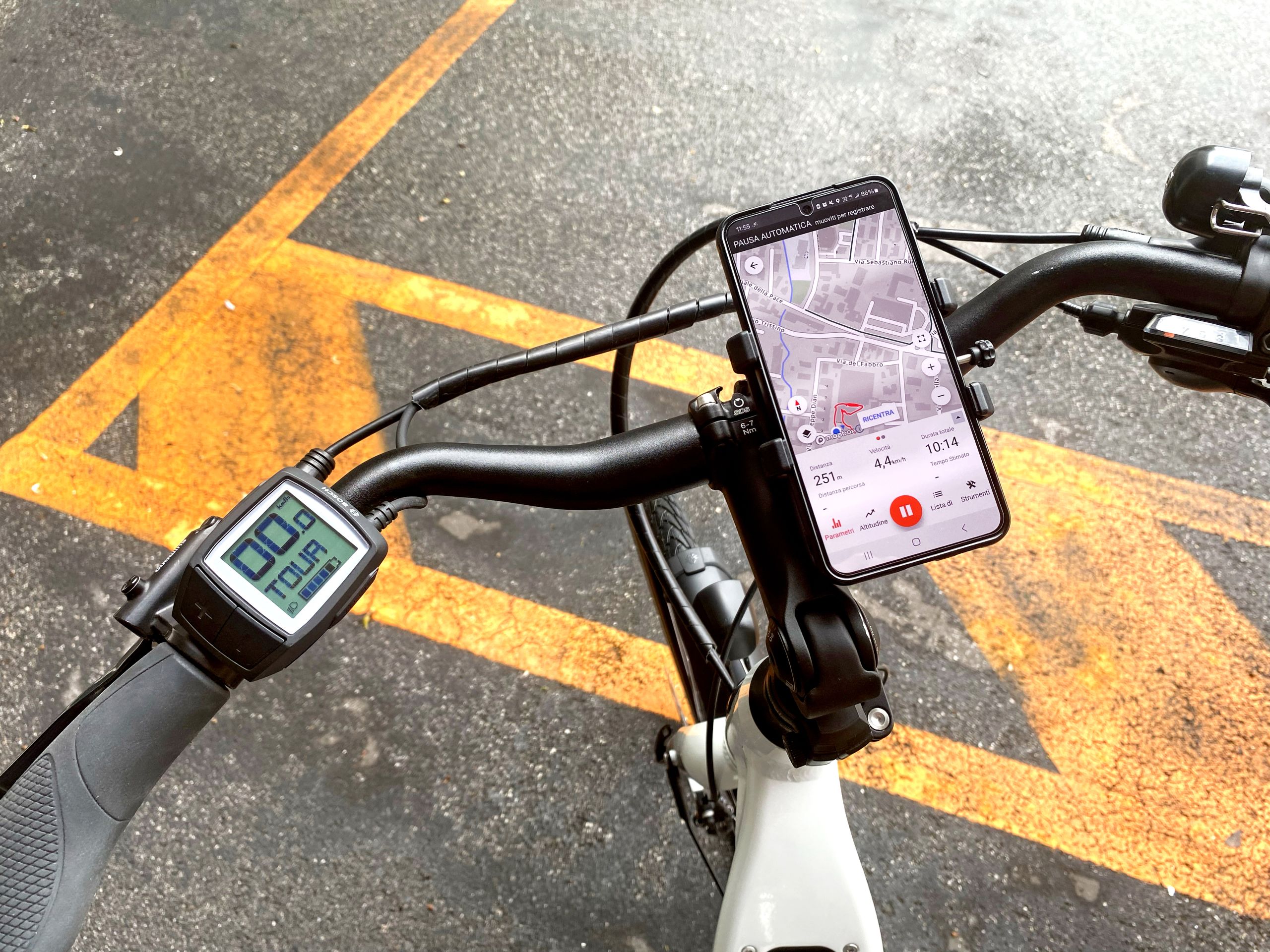 Bicicletta elettrica "Girolibero" con navigatore GPS su pista ciclabile vicino a Bolzano.